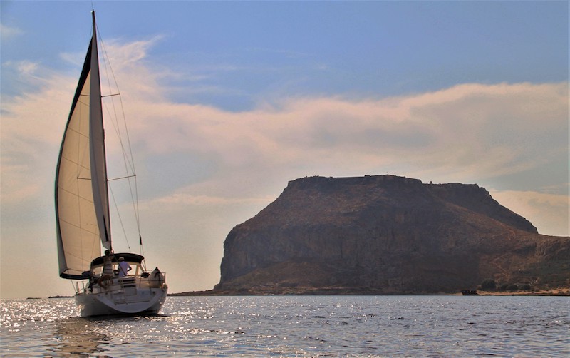 What boat is ideal for rent in Crete?